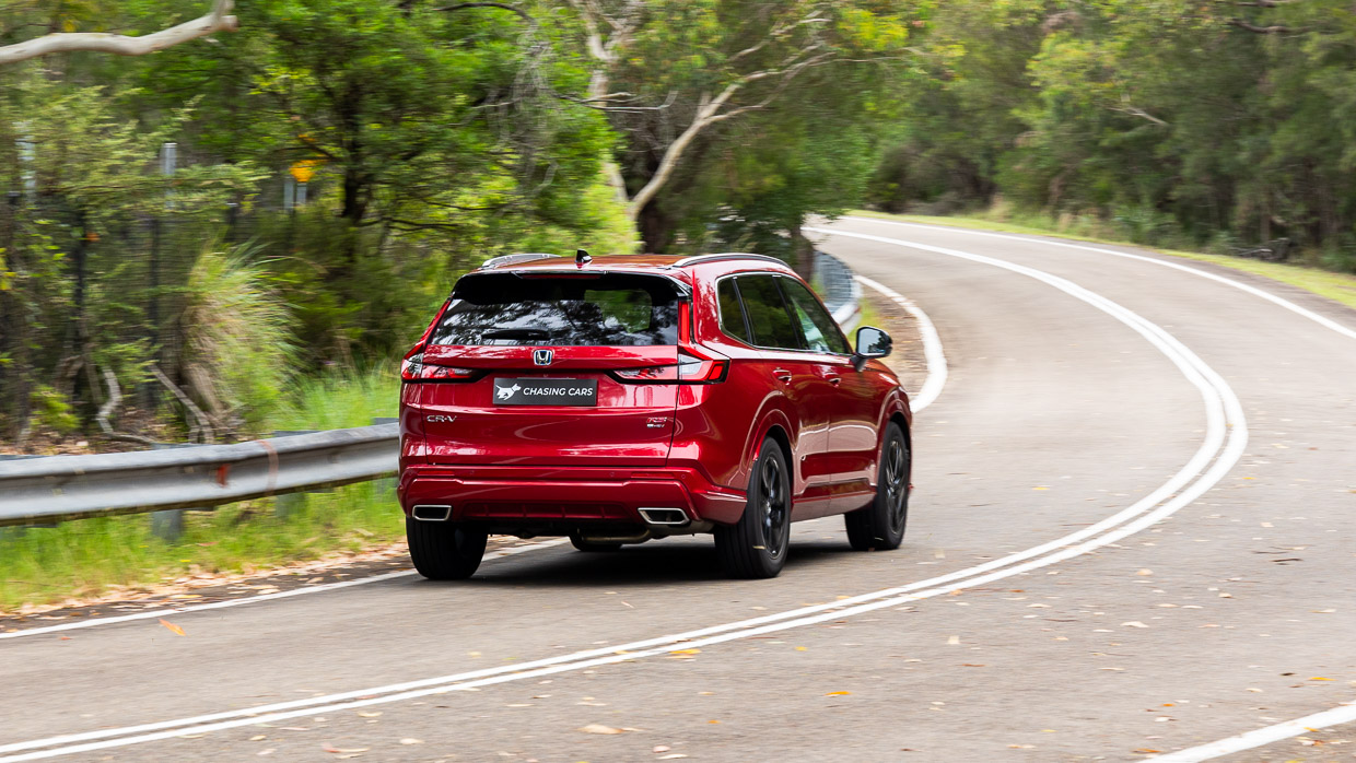 Honda CR-V e-HEV RS 2024 fährt hinten