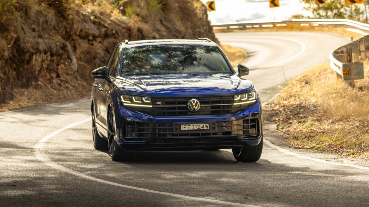 Volkswagen Touareg R 2024 Fahrvorderseite ländlich