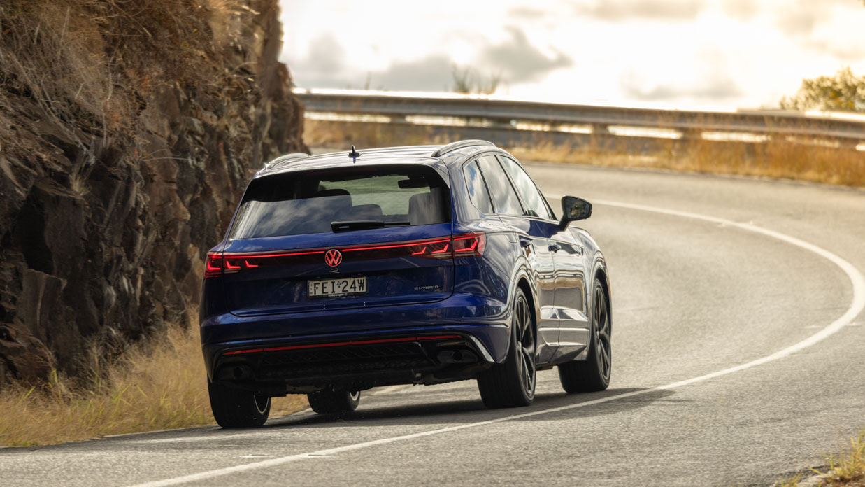 Volkswagen Touareg R 2024 Fahrwerk hinten ländlich