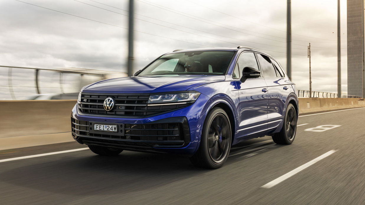 Volkswagen Touareg R 2024 fährt auf der Autobahn