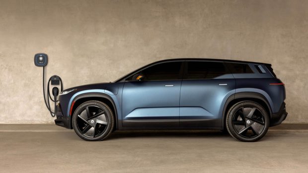 2024 Fisker Ocean Seitenprofil statisch aufladen