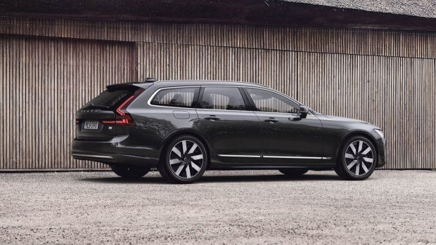 2023 Volvo V90 Kombi - seitliche Rückansicht