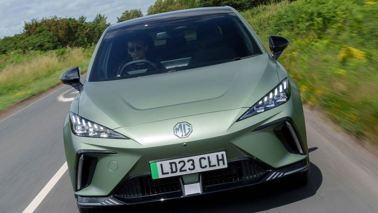 Autonachrichten heute: China schlägt mit vorgeschlagenen Zöllen auf EU-Verbrennungsmotoren zurück, BMWs 1er-Fließheck bekommt ein elektrisches Geschwistermodell i1 und mehr – 21. Juni 2024