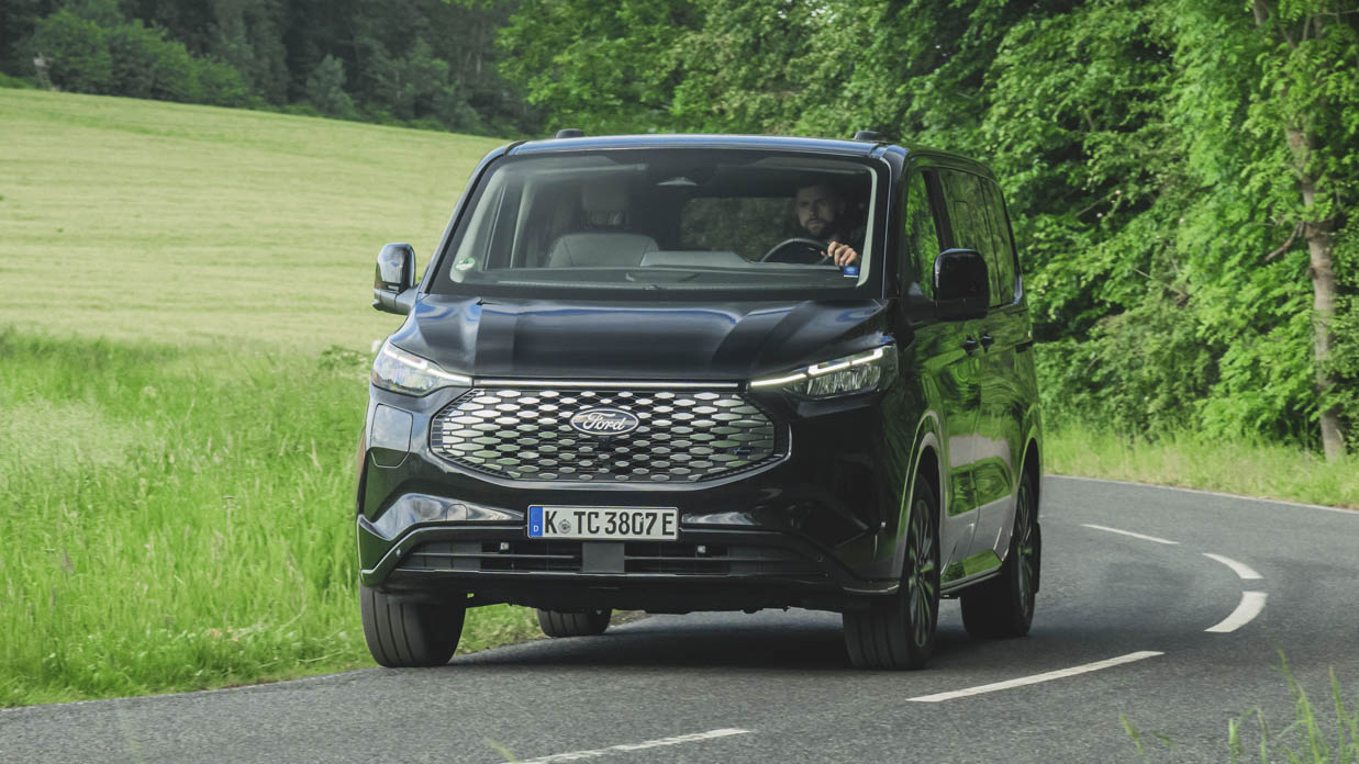 Ford Tourneo Titanium X 2024 Fahrvorderseite 2