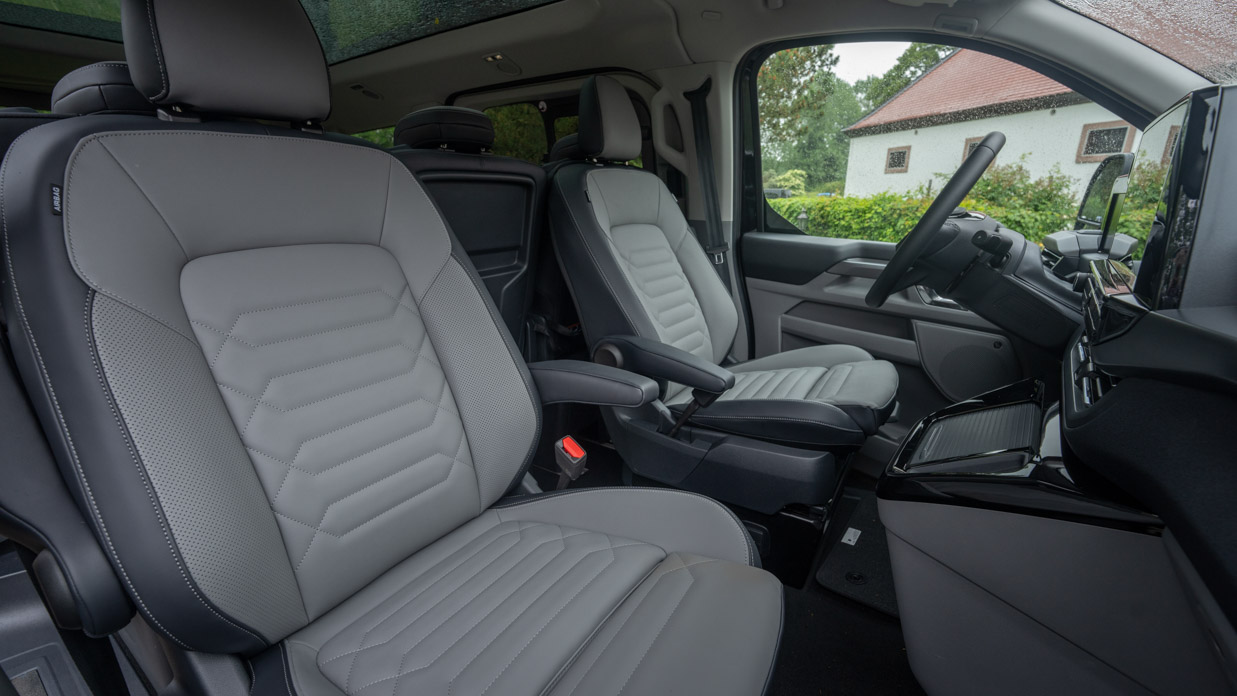 Ford Tourneo Titanium X 2024 Innenraum Vordersitze