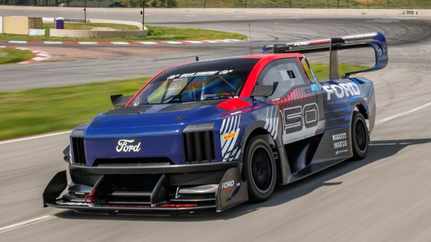 2024 Ford Performance F-150 Lightning Supertruck, 3/4-Fahraufnahme von vorne