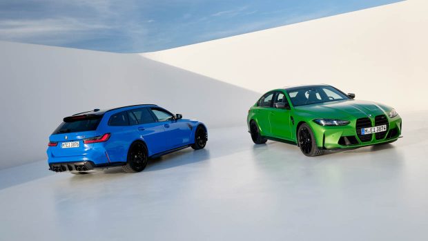 2024 BMW M3 Touring mit M3 Limousine, statische Studioaufnahme