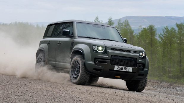 2025 Land Rover Defender Octa Fahraufnahme
