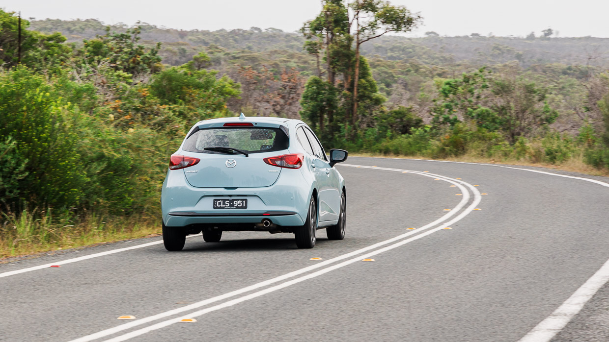 Mazda 2 GT 2024 fährt hinten