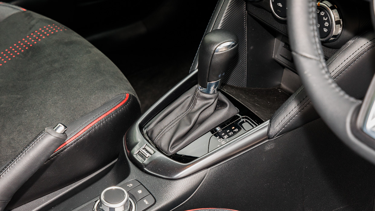 Mazda 2 GT 2024 Innenraum-Shifter