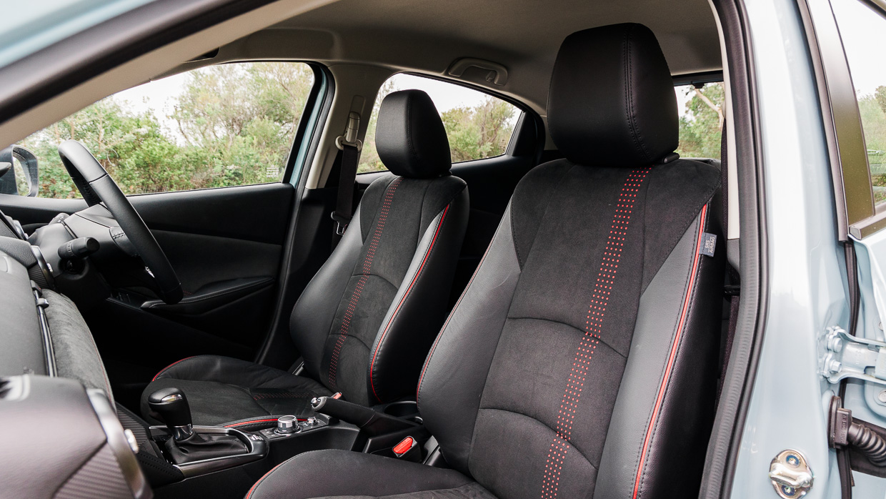 Mazda 2 GT 2024 Innenraum Vordersitze