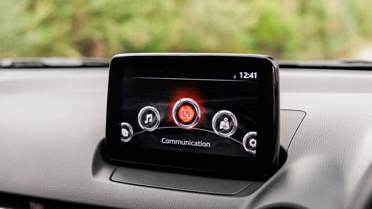 Mazda 2 GT 2024 Innenraumbildschirm