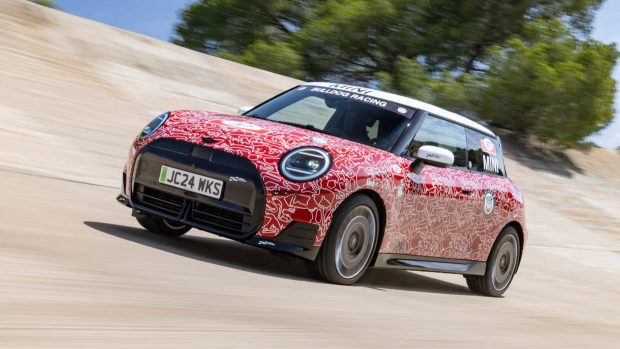 2024 Mini JCW E Prototyp Fahraufnahme vorne 3/4