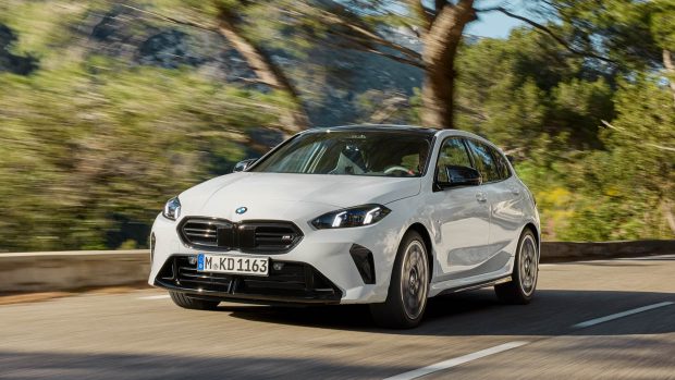 2025 BMW 1er - 3/4-Fahraufnahme von vorne