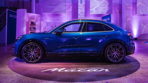 Seitenansicht des Porsche Macan EV (2024) bei der Enthüllungsnacht