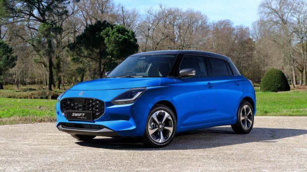 2024 Suzuki Swift Hybrid, Frontansicht, 3/4-Winkel, statische Aufnahme 2