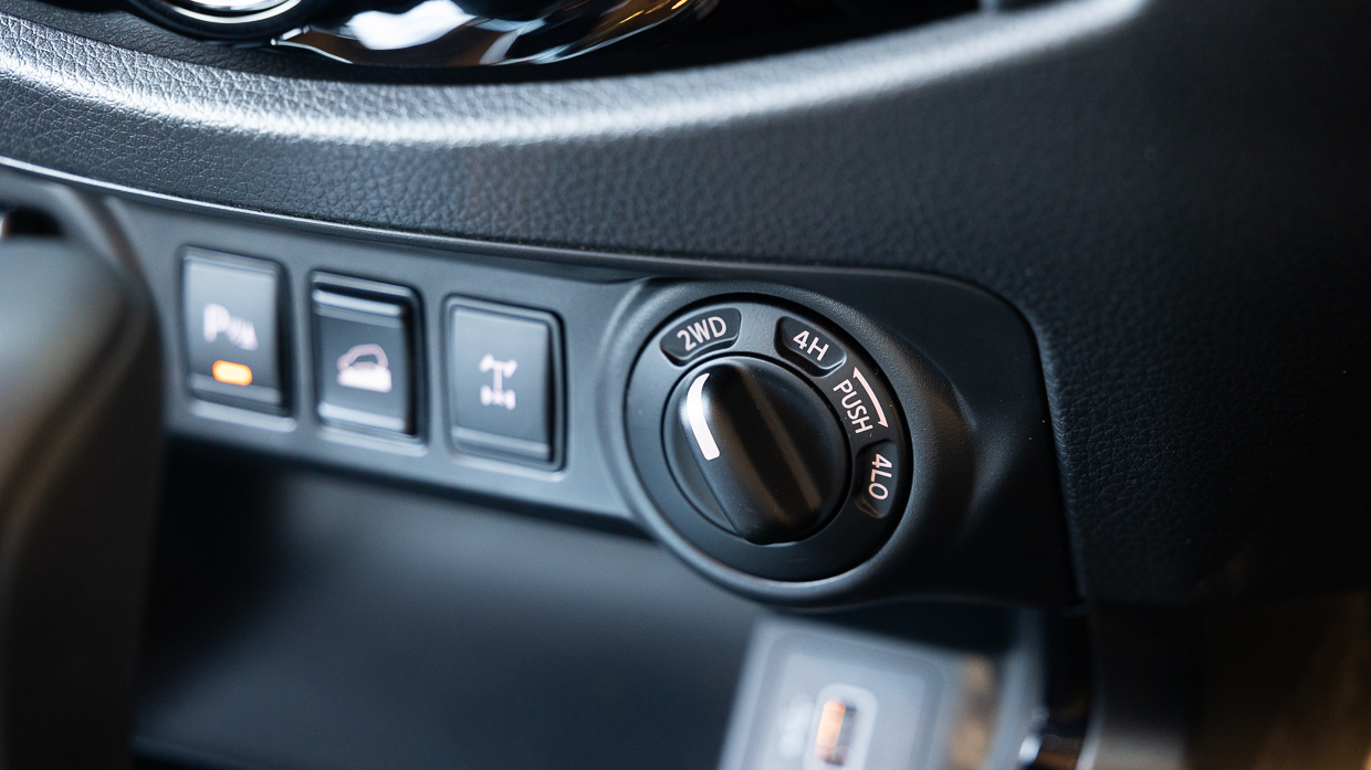 Nissan Navara Pro-4X 2024 4WD-Wahlschalter