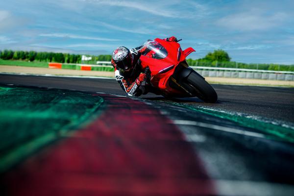 Eine Ducati Panigale wird auf der Strecke gefahren