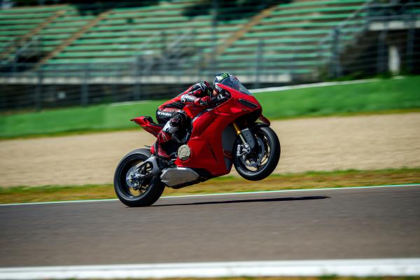 Ein Ducati-Motorrad, das einen Wheelie macht