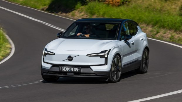 2024 Volvo EX30 bei einer Kurvenfahrt