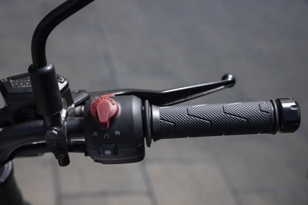 Die Schaltanlage und der Bremshebel eines Motorrads