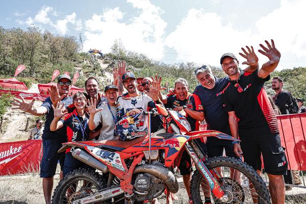 Manuel Lettenbichler und Red Bull KTM feiern den Sieg bei den Red Bull Romaniacs 2024. - KTM