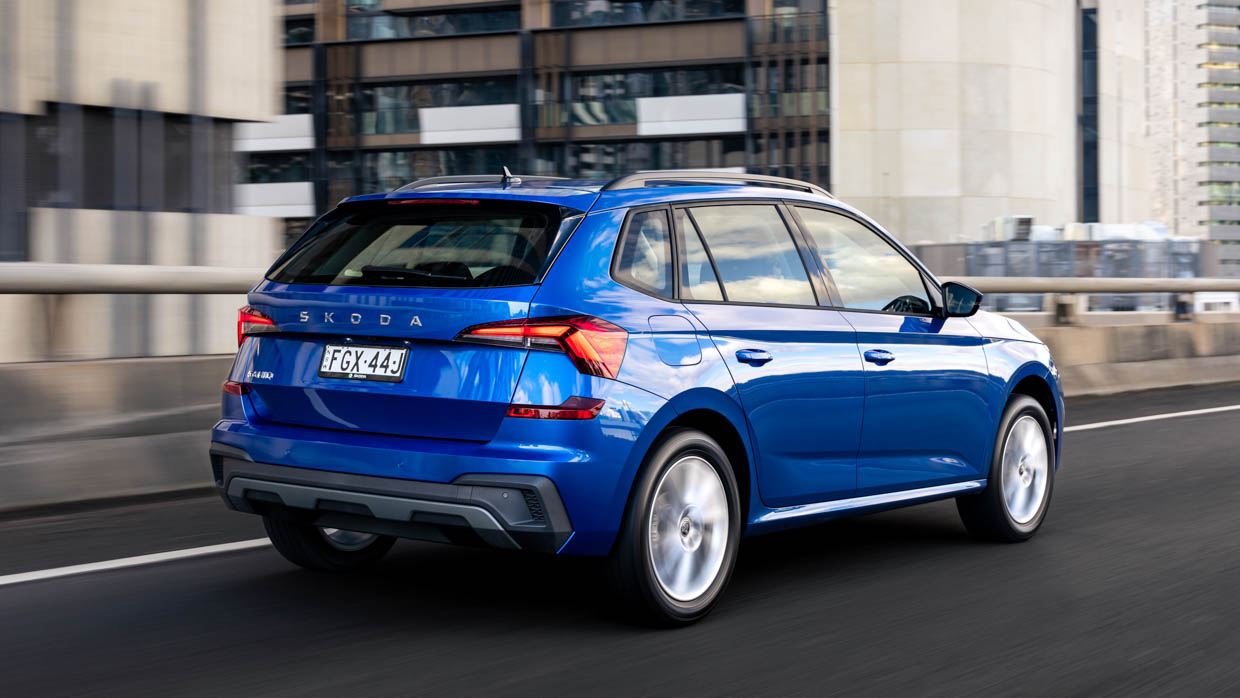 2024 Skoda Kamiq Select, 3/4-Rückansicht, Autobahnfahraufnahme