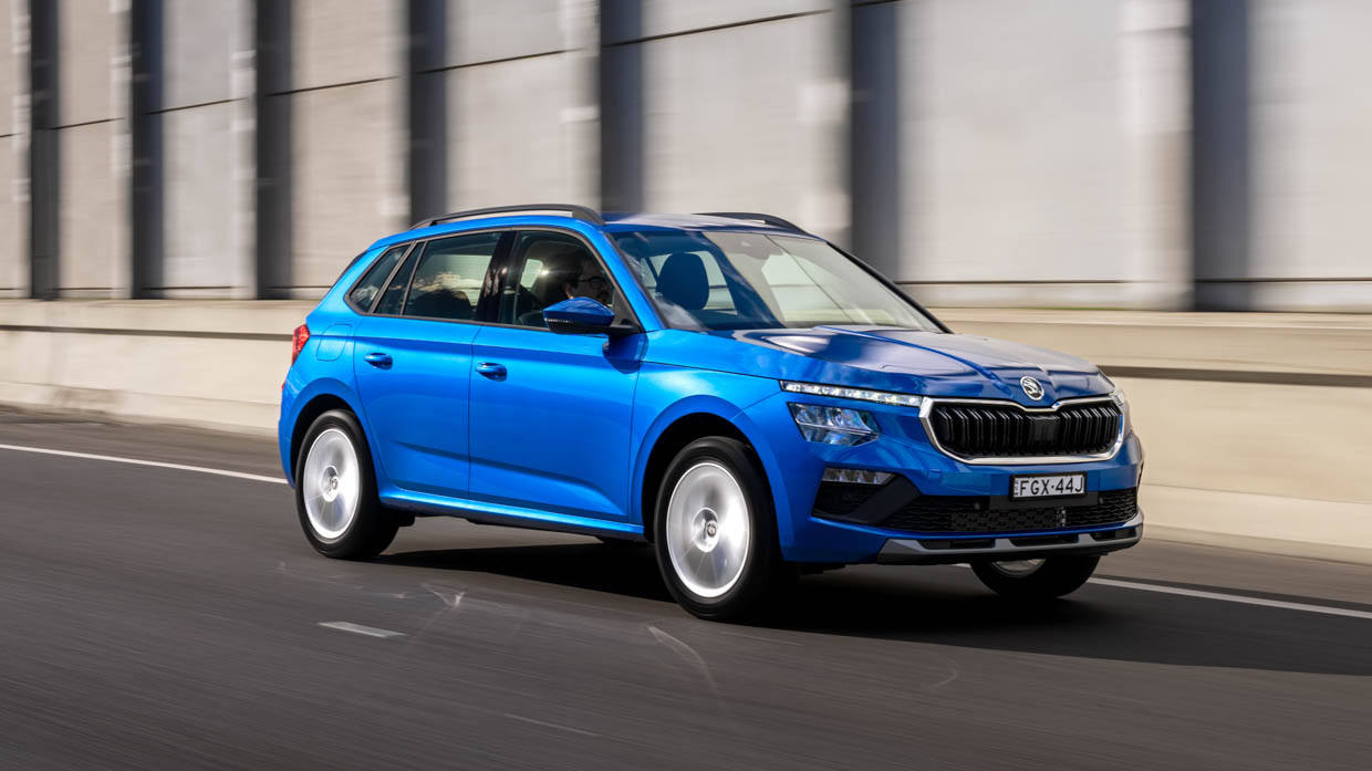 Skoda Kamiq Select (2024) - 3/4-Frontaufnahme einer Autobahnfahrt