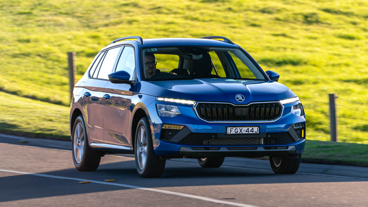 2024 Skoda Kamiq Select – Fahraufnahme von vorne mit Gras