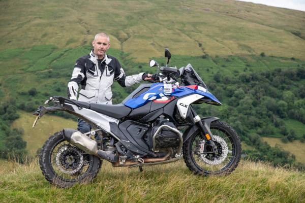 Toad und eine BMW R1300 GS in Wales