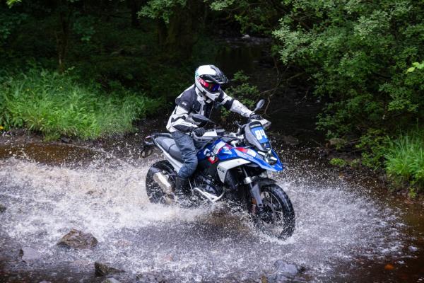 BMW R1300 GS durchs Wasser gefahren