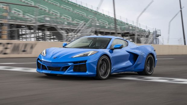 2024 Chevrolet Corvette E-Ray auf Kurs