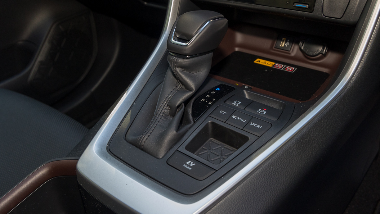 2024 Toyota RAV4 Cruiser Hybrid Schalthebel und Tasten