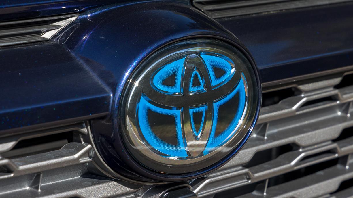 2024 Toyota RAV4 Cruiser Hybrid vorne Toyota-Emblem