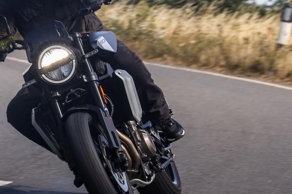 Der Vanucci VUB-1 Reitstiefel im Einsatz auf einer Husqvarna Svartpilen 801