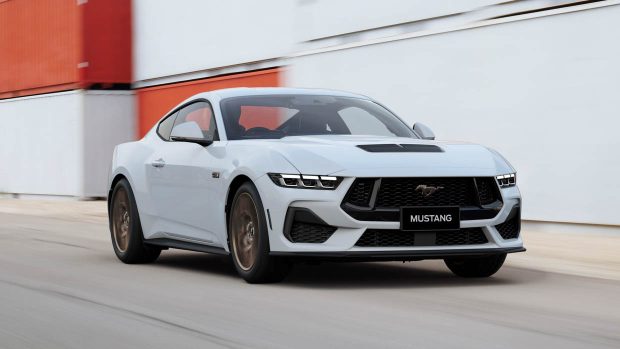 2025 Ford Mustang weiß mit Bronze-Optik-Paket, Fahraufnahme