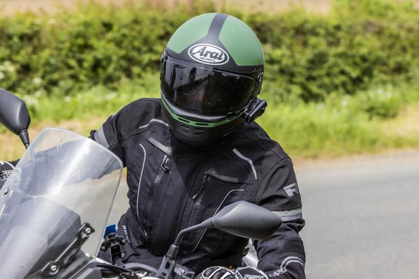 Cardo Packtalk Pro auf Arai-Helm