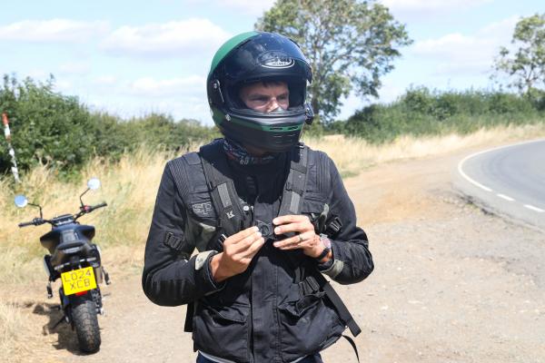 Der Fahrer befestigt den Kriega Max28 Quadloc-Lite-Gurt