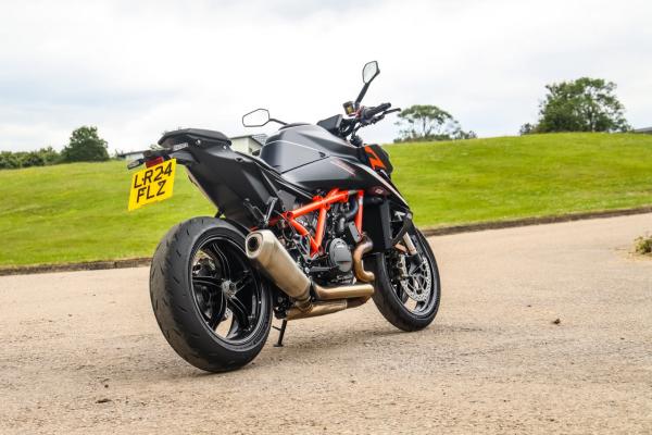 Das Heck und der Auspuff der Super Duke R Evo