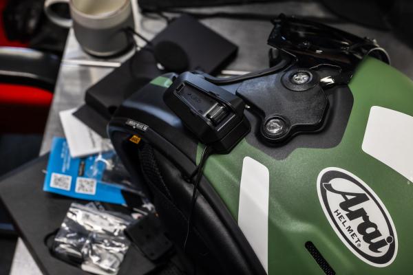 Cardo Packtalk Pro auf Arai-Helm