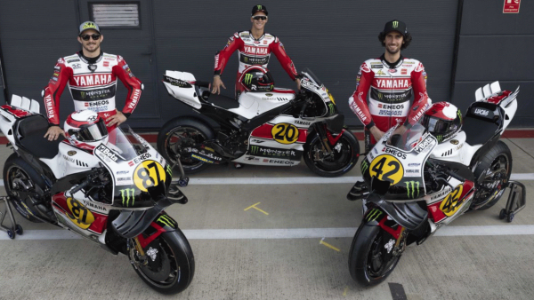 Alex Rins, Fabio Quartararo, Remy Gardner mit Monster Energy Yamaha MotoGP-Retro-Lackierung für den MotoGP Grand Prix von Großbritannien 2024. – Yamaha.