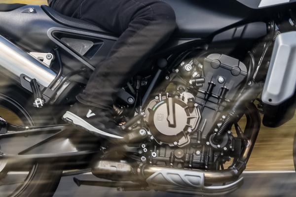 Der Vanucci VUB-1 Reitstiefel im Einsatz auf einer Husqvarna Svartpilen 801