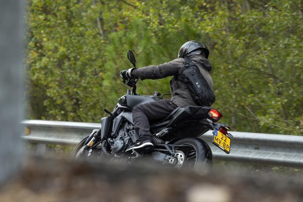 Eine Yamaha MT-09 Y-AMT wird im Regen gefahren