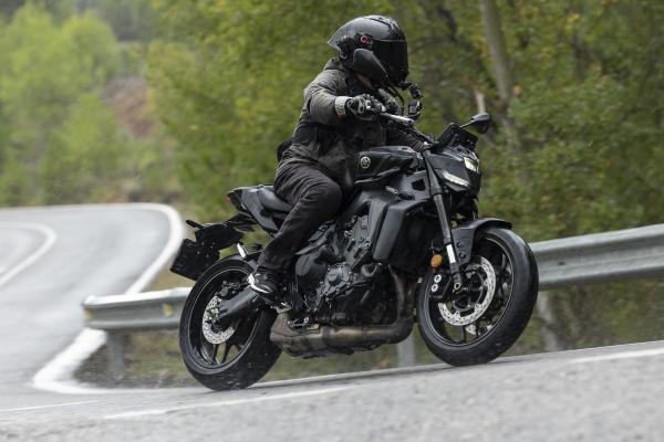 Eine Yamaha MT-09 Y-AMT wird im Regen gefahren