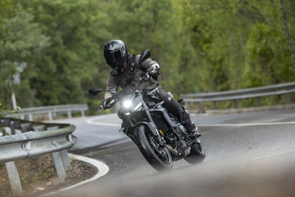 Eine Yamaha MT-09 Y-AMT wird im Regen gefahren