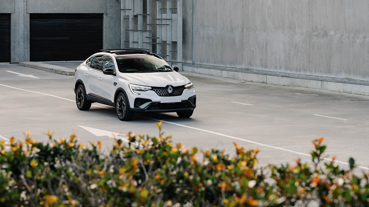2024 Renault Arkana Esprit Alpine Wide Front Angle Shot Bush