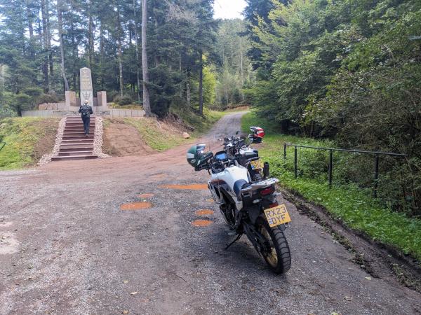 Honda XL750 Transalp auf einem Feldweg geparkt