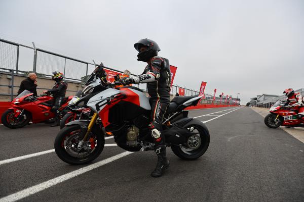 Warten auf die Freigabe der Strecke 