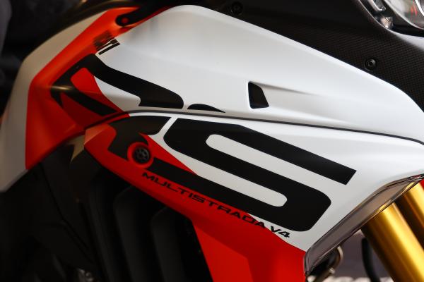 Das Branding unterscheidet das Motorrad deutlich vom Pikes Peak