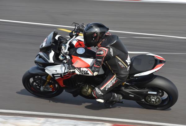 Verlassen Sie Goddards und gelangen Sie auf die Start-/Zielgerade